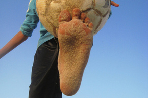 G4_barefeet_with_ball