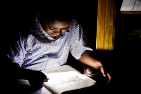 G4_light_philips_child_reading
