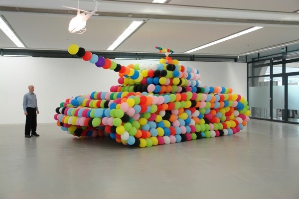 Colorful-balloons-tank-design